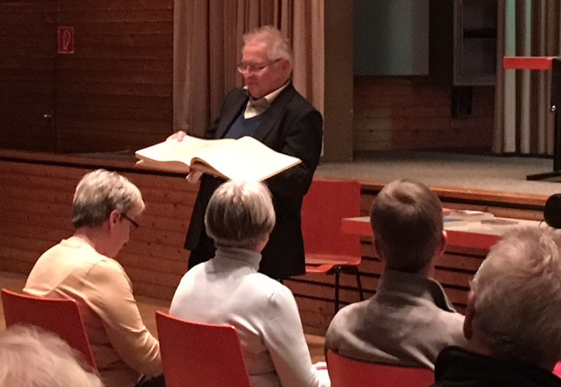 Prof. Dr. Meinrad Walter mit einem Faksimile von Händels "The Messiah"